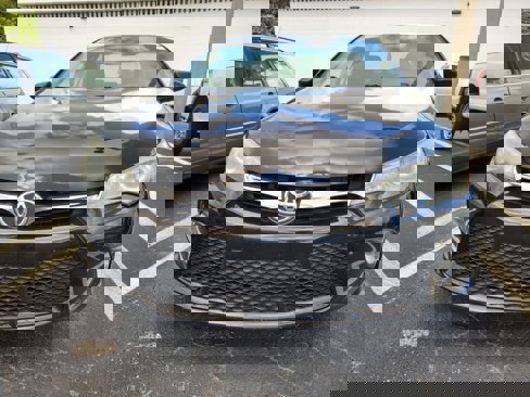 Used 2016 Toyota Camry SE image 2