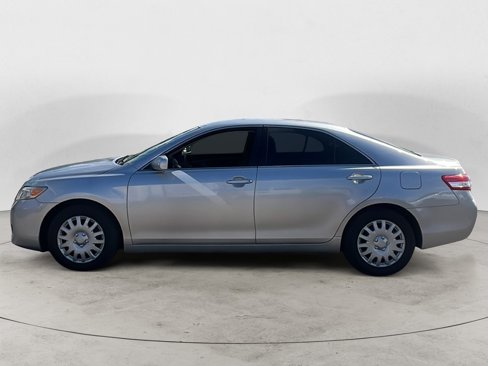 Used 2010 Toyota Camry image 3
