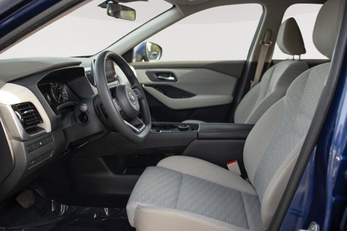 Used 2021 Nissan Rogue SV image 2