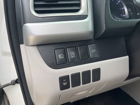 Used 2017 Toyota Highlander LE image 13