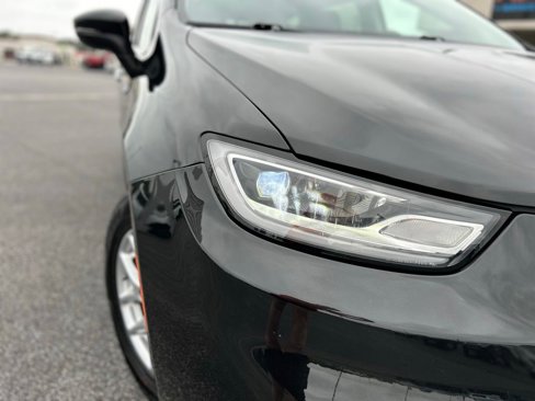 Used 2023 Chrysler Pacifica Touring-L image 10