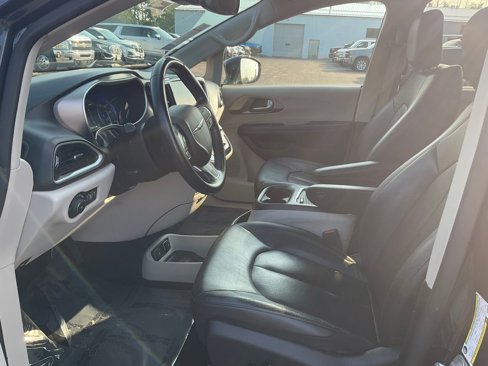 Used 2021 Chrysler Pacifica Touring-L image 2