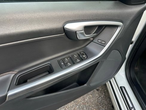 Used 2016 Volvo V60 T5 Cross Country image 35
