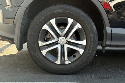 Used 2018 Toyota RAV4 LE image 7
