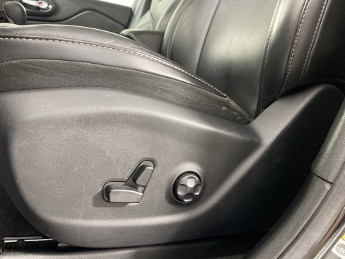 Used 2018 Jeep Cherokee Limited image 18