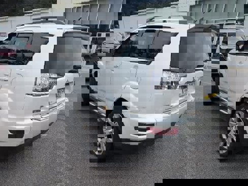 Used 2010 Mitsubishi Outlander SE image 3