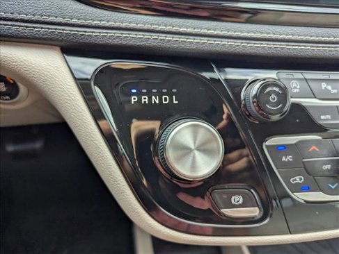Used 2021 Chrysler Pacifica Touring-L image 14