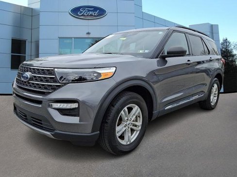 Certified 2023 Ford Explorer XLT w/ Equipment Group 202A image 3