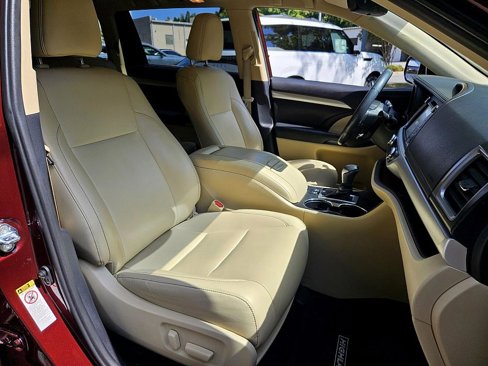Used 2019 Toyota Highlander XLE image 16