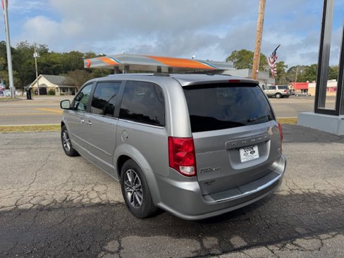 Used 2017 Dodge Grand Caravan SXT image 8