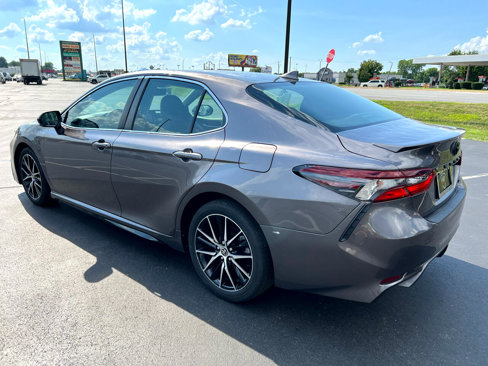 Used 2022 Toyota Camry SE image 3