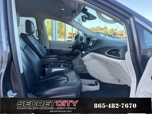 Used 2017 Chrysler Pacifica Touring-L image 13