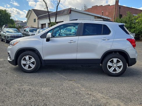 Used 2022 Chevrolet Trax LT w/ LT Convenience Package image 5