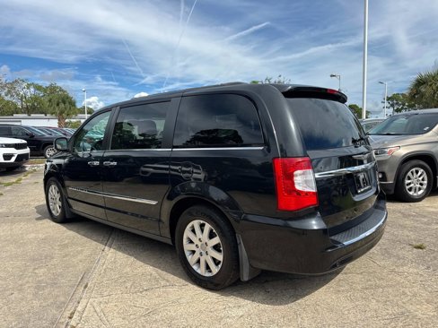 Used 2012 Chrysler Town & Country Touring-L w/ Driver Convenience Group image 5