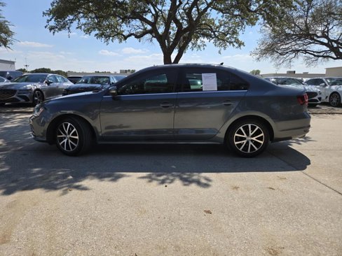 Used 2017 Volkswagen Jetta SE image 2