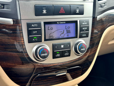 Used 2011 Hyundai Santa Fe Limited image 24