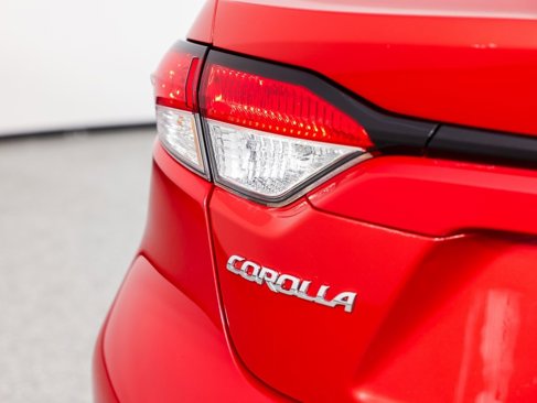 Used 2021 Toyota Corolla LE image 9
