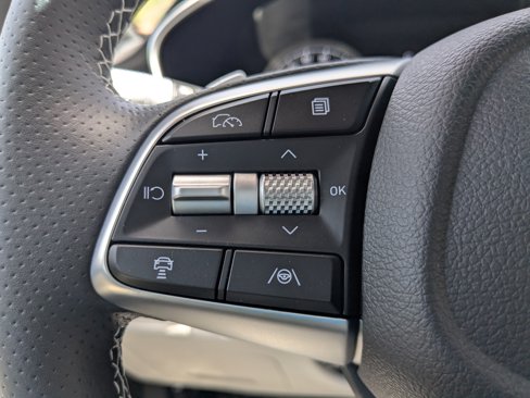 Certified 2025 Genesis G70 2.5T image 20