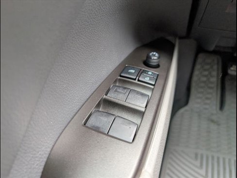Used 2022 Toyota Camry SE image 19