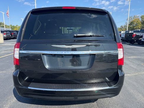 Used 2014 Chrysler Town & Country Touring image 8