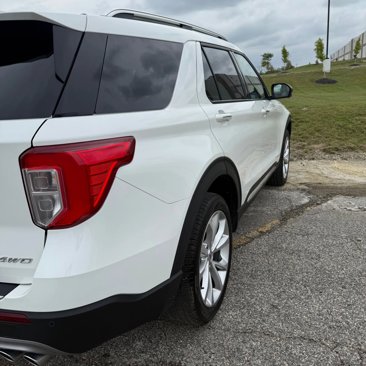 Used 2023 Ford Explorer Platinum w/ Premium Technology Package image 11