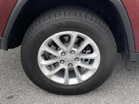 Used 2021 Jeep Grand Cherokee Laredo image 28
