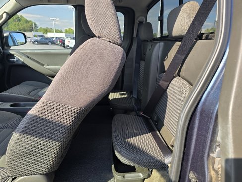 Used 2013 Nissan Frontier SV image 11