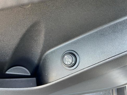 Used 2018 Chevrolet Equinox LT image 16