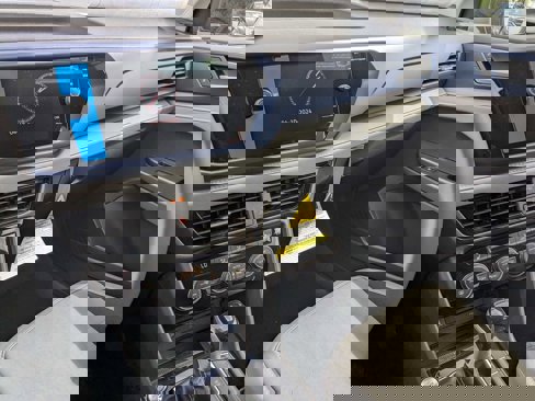 New 2024 Volkswagen Taos SE image 21