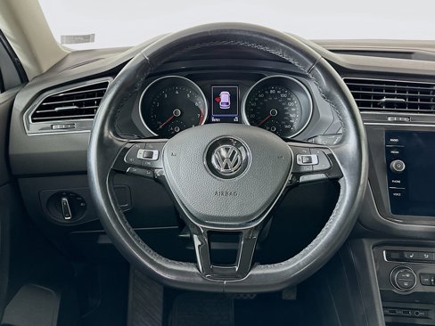Used 2018 Volkswagen Tiguan SE w/ Panoramic Sunroof Package image 18