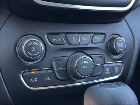 Used 2020 Jeep Cherokee Latitude w/ Mobile Office Group image 26