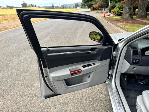 Used 2006 Chrysler 300 C w/ Navigation & Sound Group II image 26