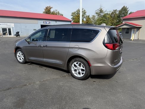 Used 2017 Chrysler Pacifica Touring-L w/ Tire & Wheel Group image 11