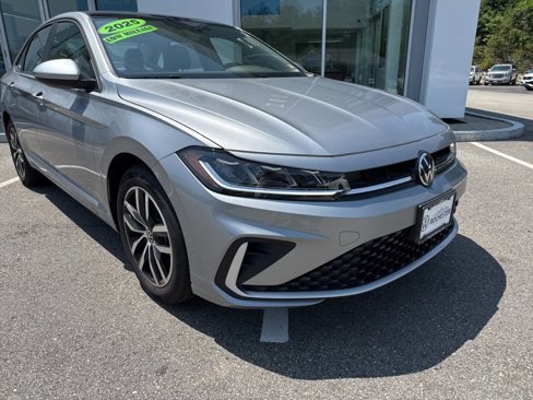Used 2025 Volkswagen Jetta SE image 14