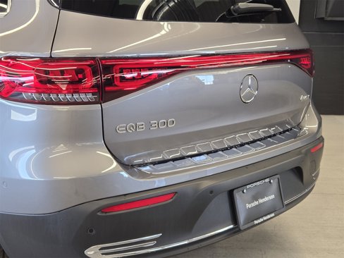 Used 2023 Mercedes-Benz EQB 300 4MATIC image 8
