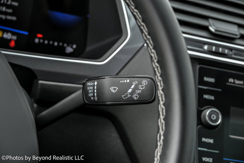 Used 2024 Volkswagen Tiguan SE w/ Panoramic Sunroof Package image 40