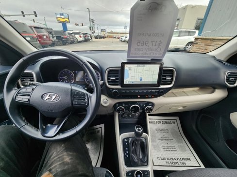 Used 2021 Hyundai Venue image 16