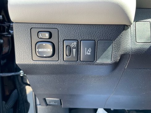 Used 2018 Toyota RAV4 Limited image 13
