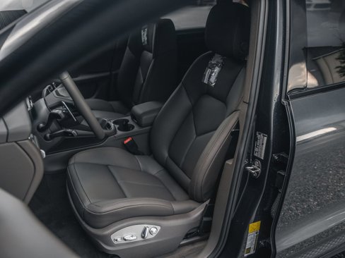 New 2025 Porsche Macan image 5
