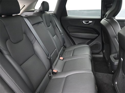 Used 2022 Volvo XC60 B5 Momentum w/ Climate Package image 30