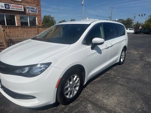 Used 2022 Chrysler Voyager LX image 1
