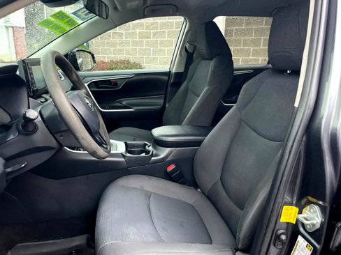 Used 2021 Toyota RAV4 LE image 11