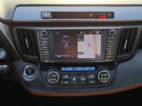 Used 2018 Toyota RAV4 SE image 25