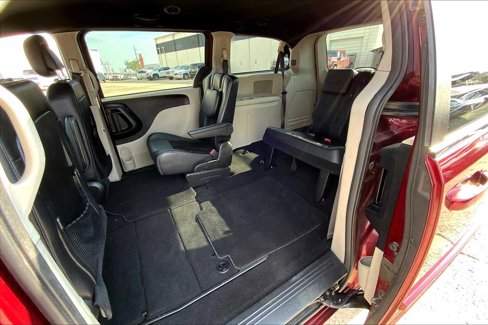 Used 2017 Dodge Grand Caravan SXT image 18