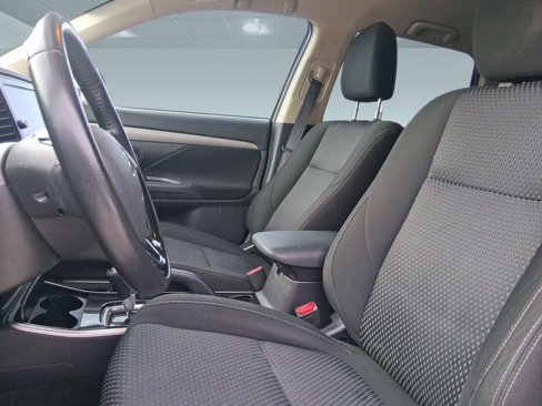Used 2018 Mitsubishi Outlander SE image 21