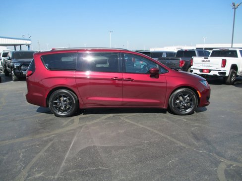 Used 2018 Chrysler Pacifica Touring-L w/ Premium Audio Group image 2