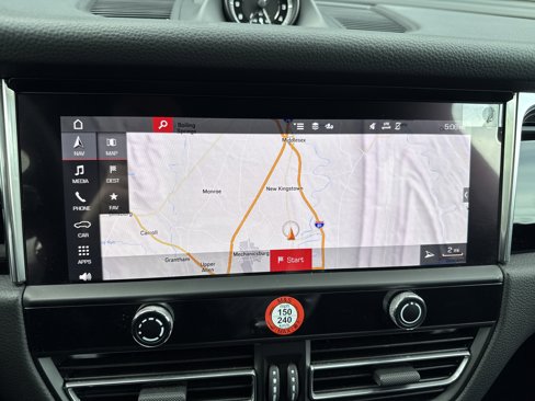 Certified 2025 Porsche Macan image 18