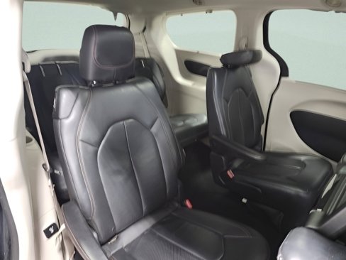 Used 2018 Chrysler Pacifica Touring-L Plus w/ Tire & Wheel Group image 19