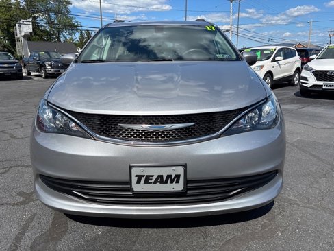 Used 2017 Chrysler Pacifica LX image 2