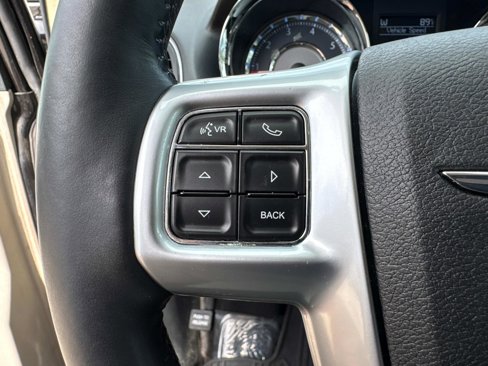 Used 2012 Chrysler Town & Country Touring-L w/ Driver Convenience Group image 33